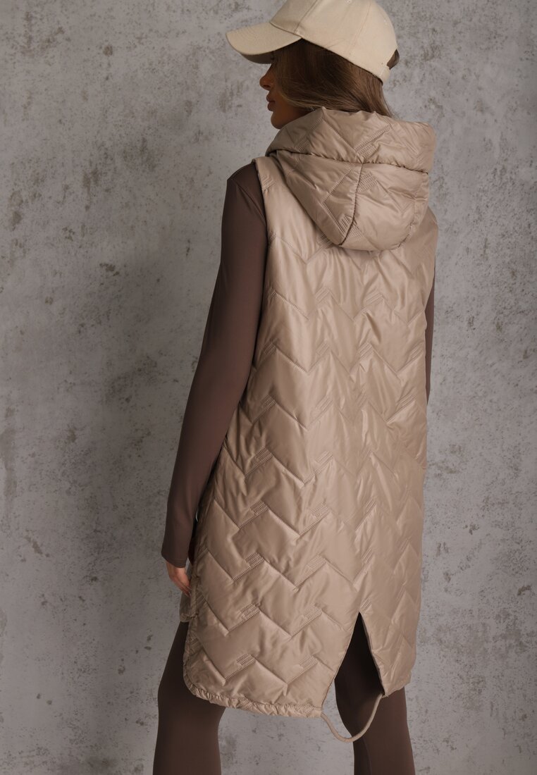 Brązowa Długa Pikowana Kamizelka z Kapturem i Ozdobną Naszywką Mentape