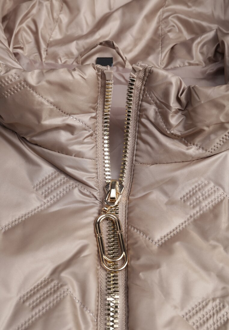 Brązowa Długa Pikowana Kamizelka z Kapturem i Ozdobną Naszywką Mentape