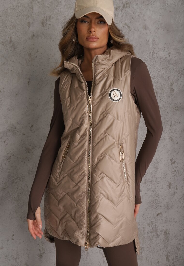 Brązowa Długa Pikowana Kamizelka z Kapturem i Ozdobną Naszywką Mentape