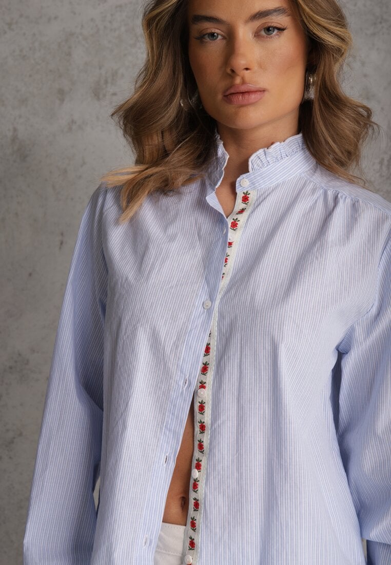 Niebieska Koszula z Bawełną Zdobiona Haftem i Stójką z Falbanką Linivia