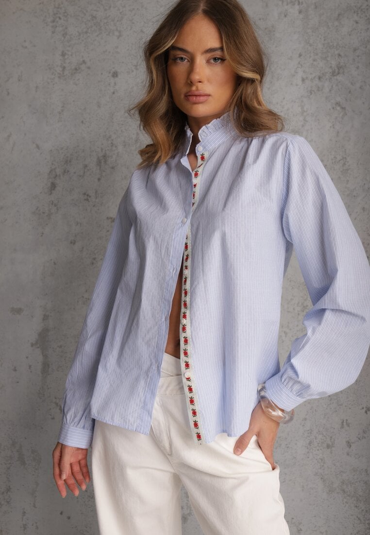 Niebieska Koszula z Bawełną Zdobiona Haftem i Stójką z Falbanką Linivia