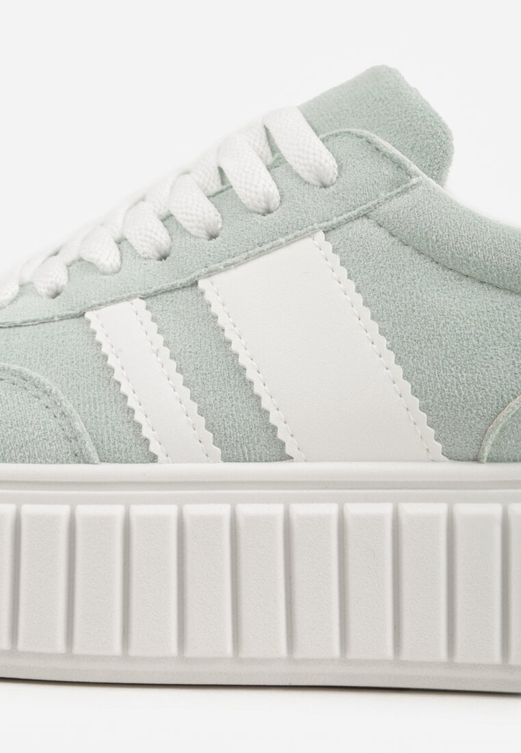 Zielone Sneakersy na Tłoczonej Platformie Ozdobione Dwoma Paskami Hesaia