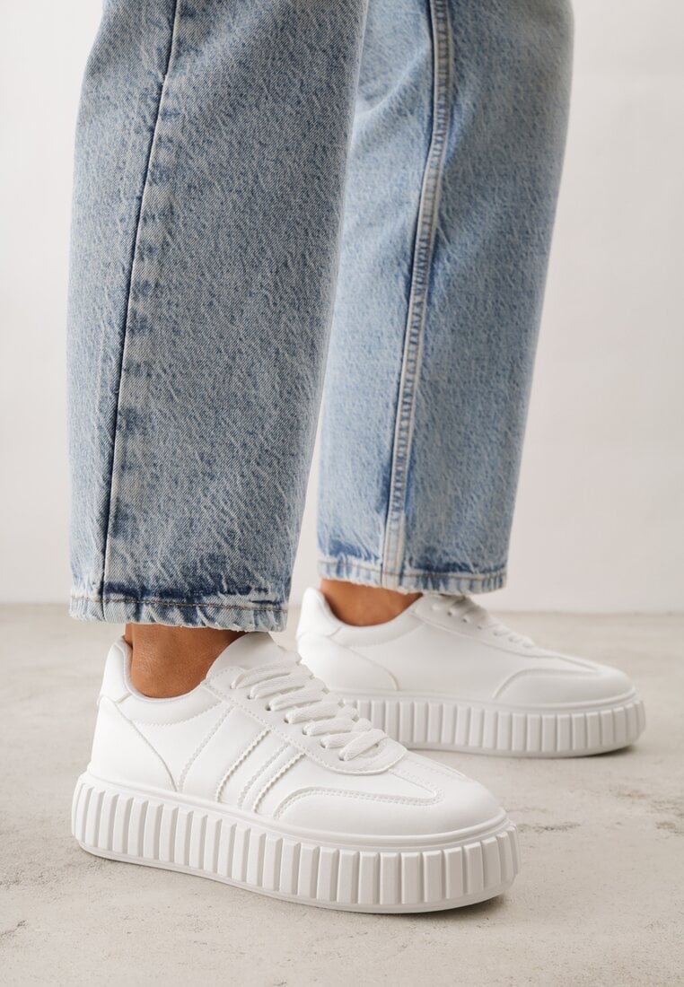 Białe Sneakersy na Tłoczonej Platformie Ozdobione Dwoma Paskami Hesaia