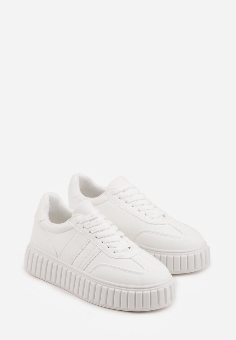 Białe Sneakersy na Tłoczonej Platformie Ozdobione Dwoma Paskami Hesaia
