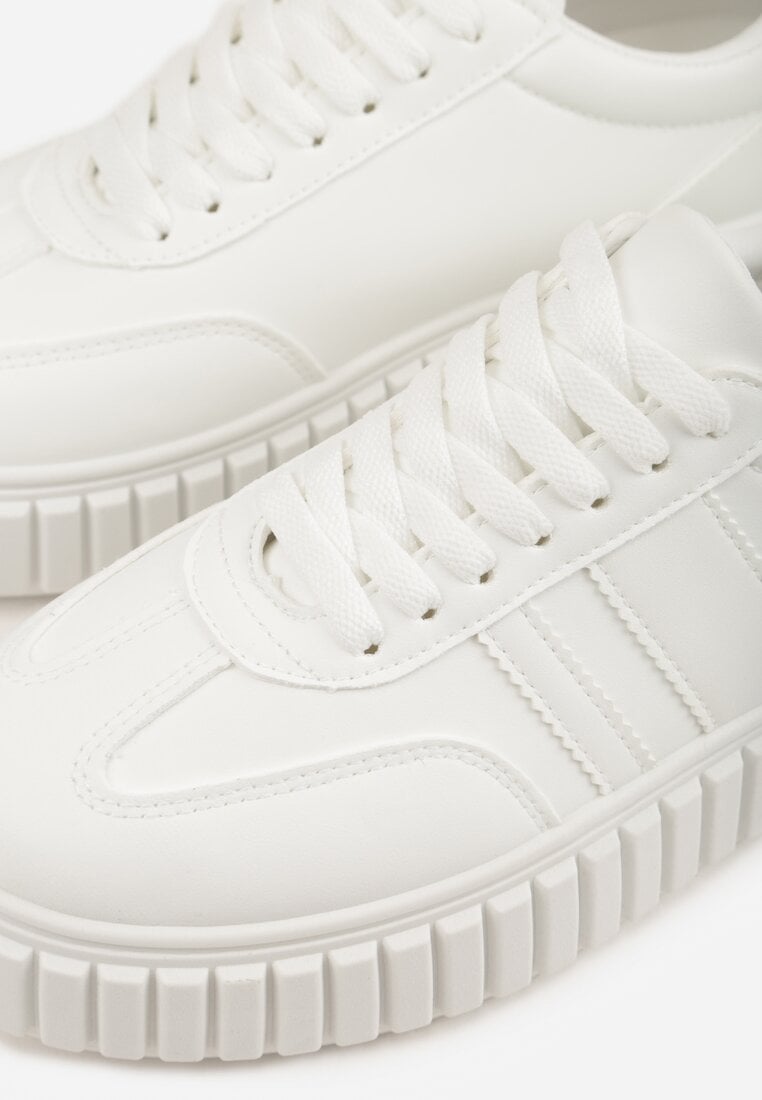 Białe Sneakersy na Tłoczonej Platformie Ozdobione Dwoma Paskami Hesaia