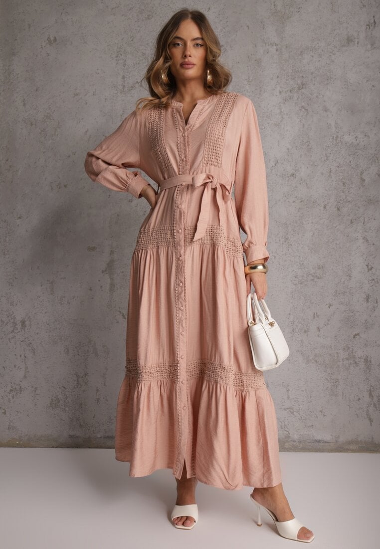 Jasnoróżowa Wiskozowa Sukienka o Rozkloszowanym Kroju z Wiązanym Paskiem i Koronką Reisavien