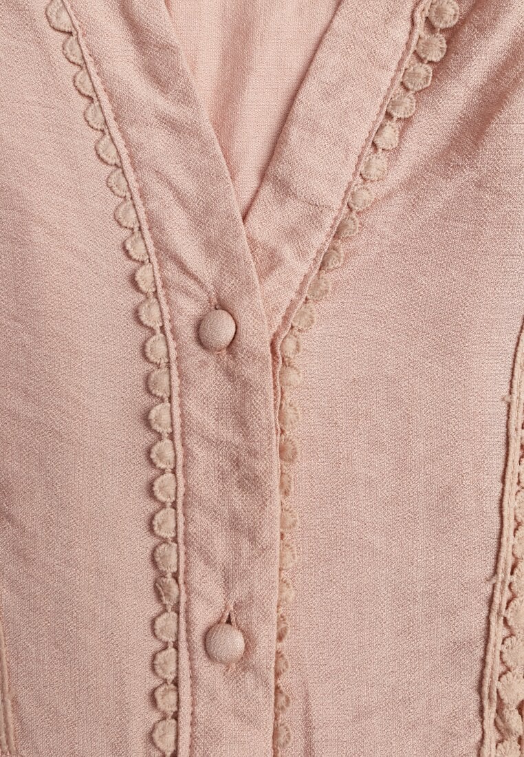 Jasnoróżowa Wiskozowa Sukienka o Rozkloszowanym Kroju z Wiązanym Paskiem i Koronką Reisavien