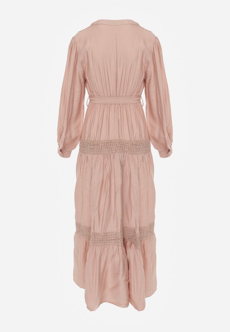 Jasnoróżowa Wiskozowa Sukienka o Rozkloszowanym Kroju z Wiązanym Paskiem i Koronką Reisavien