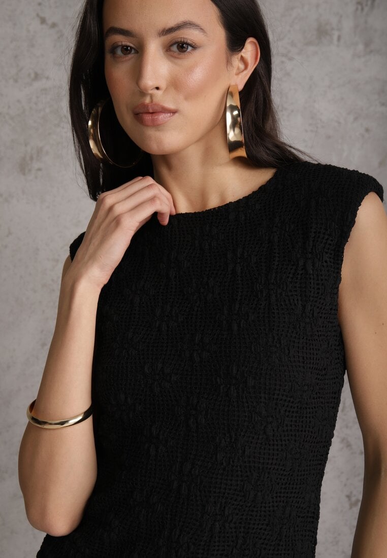 Czarna Ażurowa Sukienka z Transparentnym Dołem i Usztywnionymi Ramionami Semiris