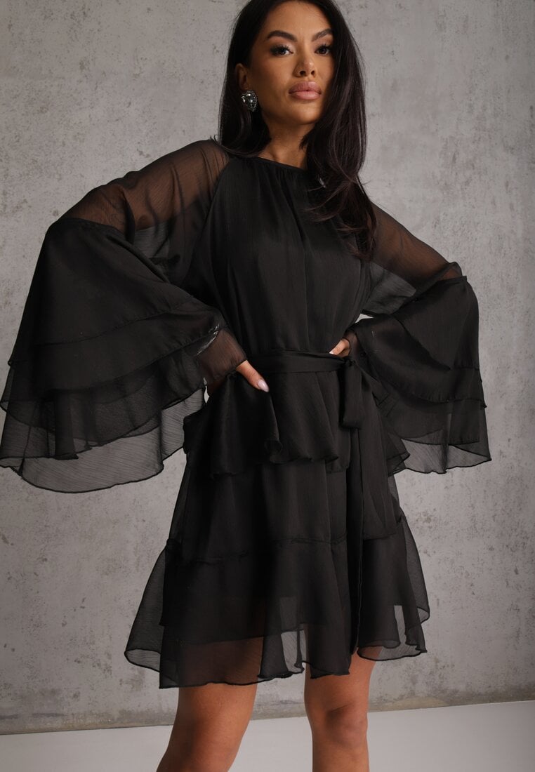 Czarna Eteryczna Sukienka z Falbanami i Wiązanym Paskiem w Talii Rivania