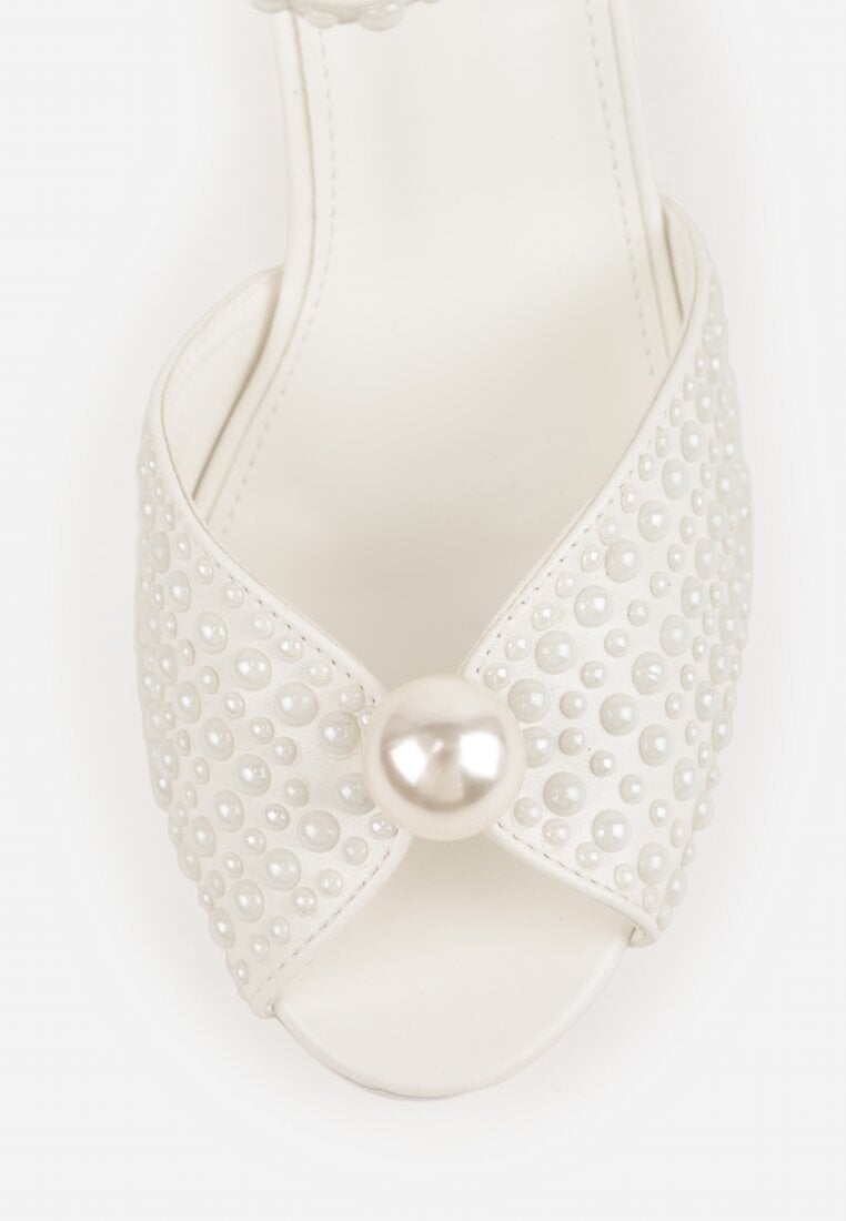 Białe Sandały Peep Toe na Szpilce z Perełkami i Paskiem z Klamerką Velaniella