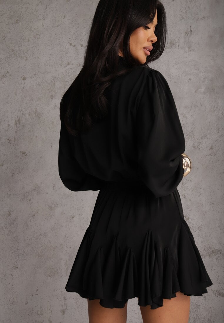 Czarna Sukienka z Wiskozą o Rozkloszowanym Kroju z Falbankami i Wiązaniem Meriianes