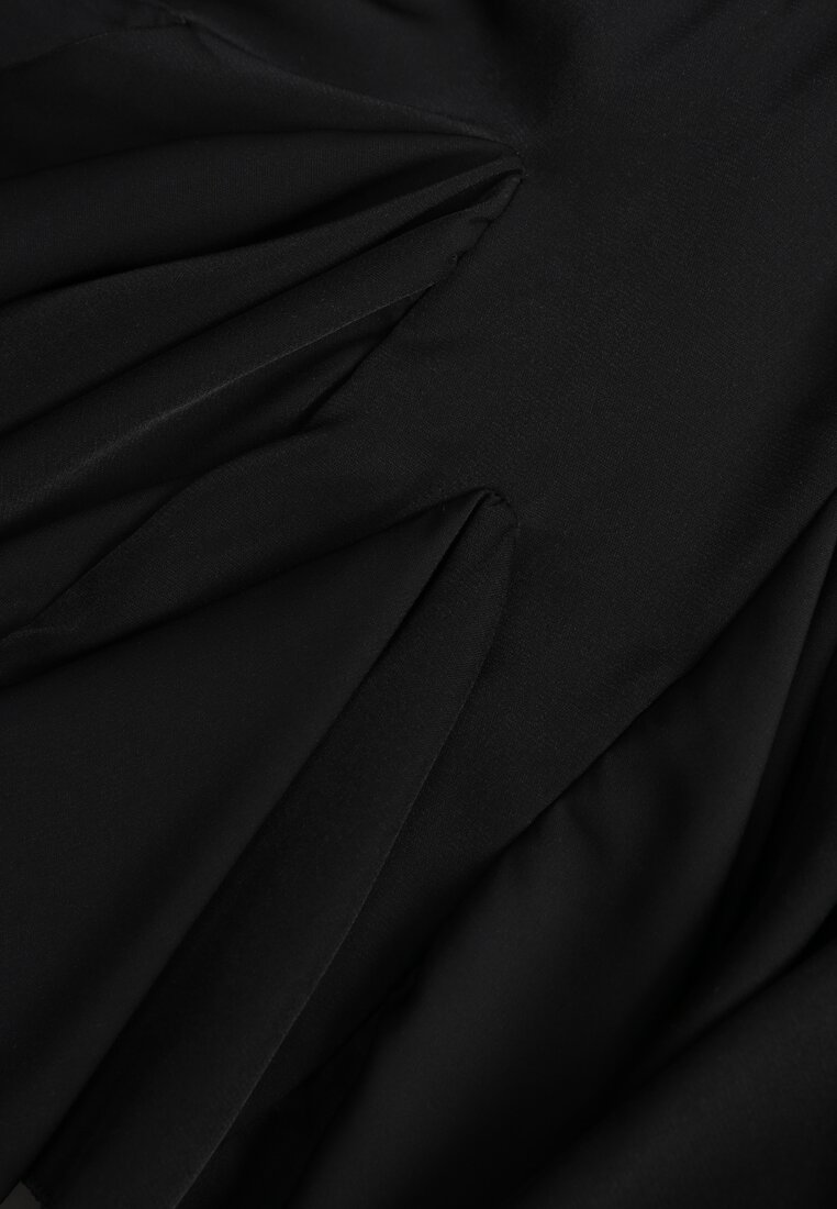 Czarna Sukienka z Wiskozą o Rozkloszowanym Kroju z Falbankami i Wiązaniem Meriianes