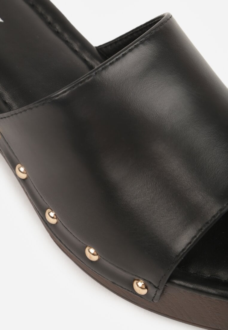 Czarne Klapki na Platformie i Słupku Ozdobione Nitami po Bokach Wilevia