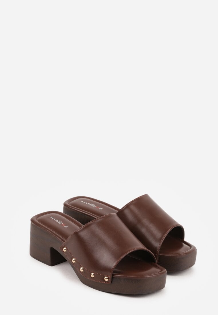 Brązowe Klapki na Platformie i Słupku Ozdobione Nitami po Bokach Wilevia