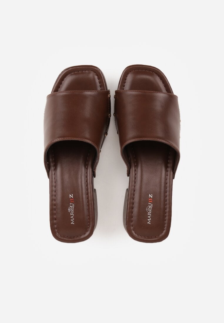 Brązowe Klapki na Platformie i Słupku Ozdobione Nitami po Bokach Wilevia