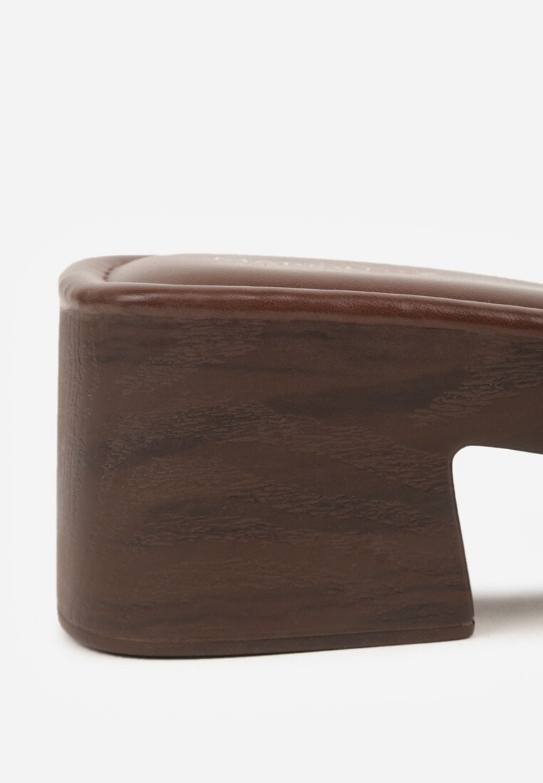 Brązowe Klapki na Platformie i Słupku Ozdobione Nitami po Bokach Wilevia