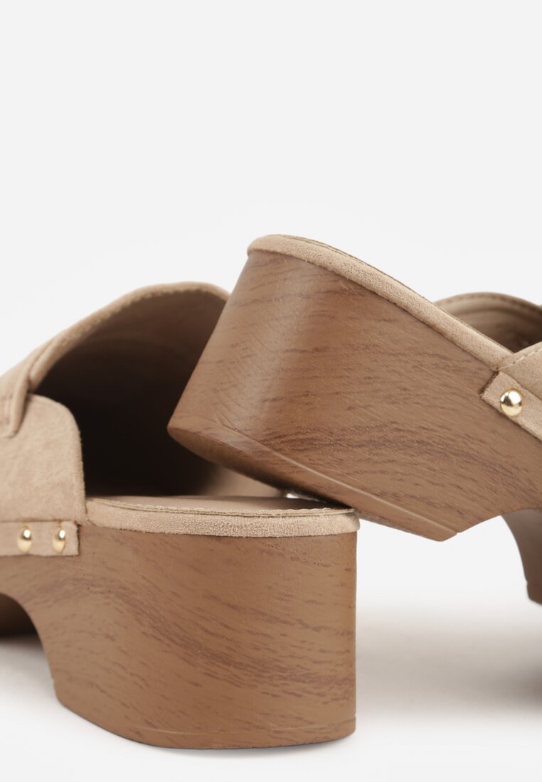 Beżowe Klapki Drewniaki o Fasonie Loafersów z Ozdobnymi Nitami Sargita