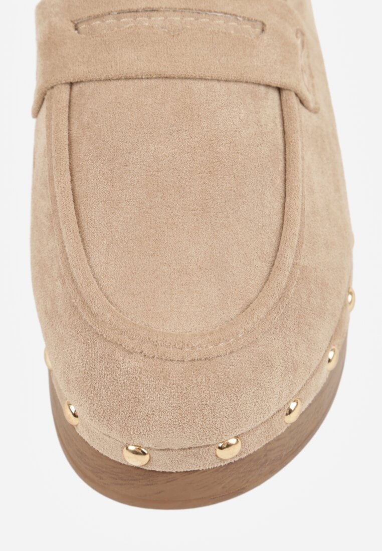 Beżowe Klapki Drewniaki o Fasonie Loafersów z Ozdobnymi Nitami Sargita