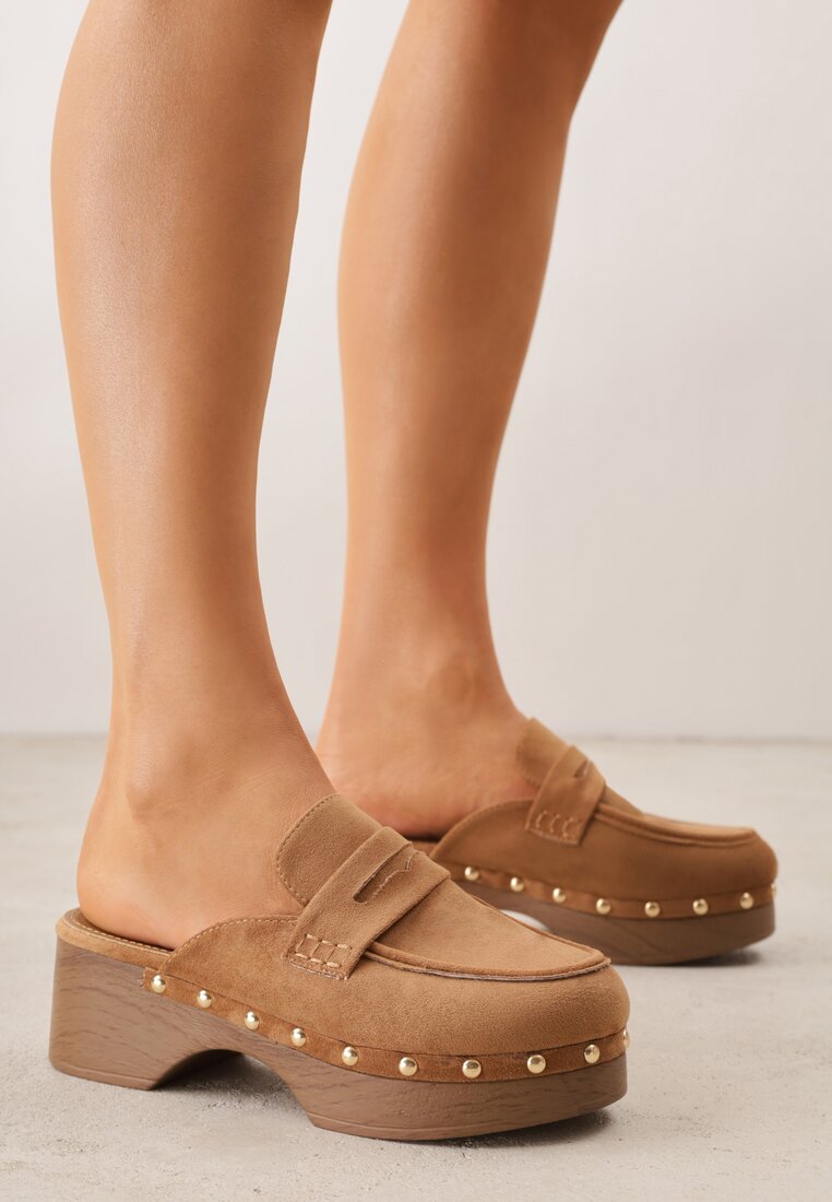Jasnobrązowe Klapki Drewniaki o Fasonie Loafersów z Ozdobnymi Nitami Sargita