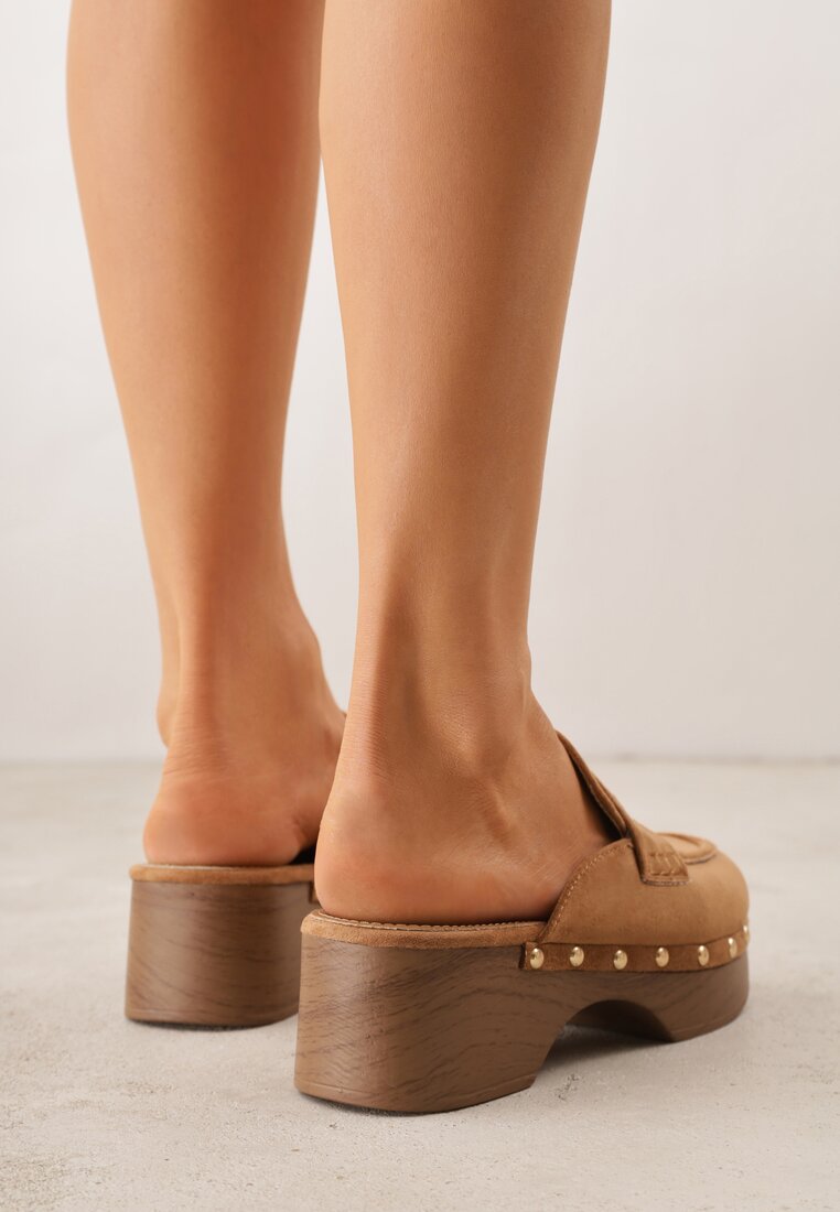 Jasnobrązowe Klapki Drewniaki o Fasonie Loafersów z Ozdobnymi Nitami Sargita