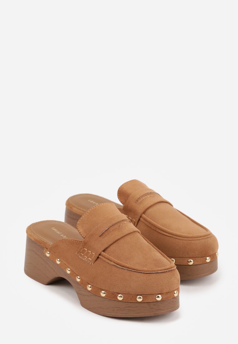 Jasnobrązowe Klapki Drewniaki o Fasonie Loafersów z Ozdobnymi Nitami Sargita