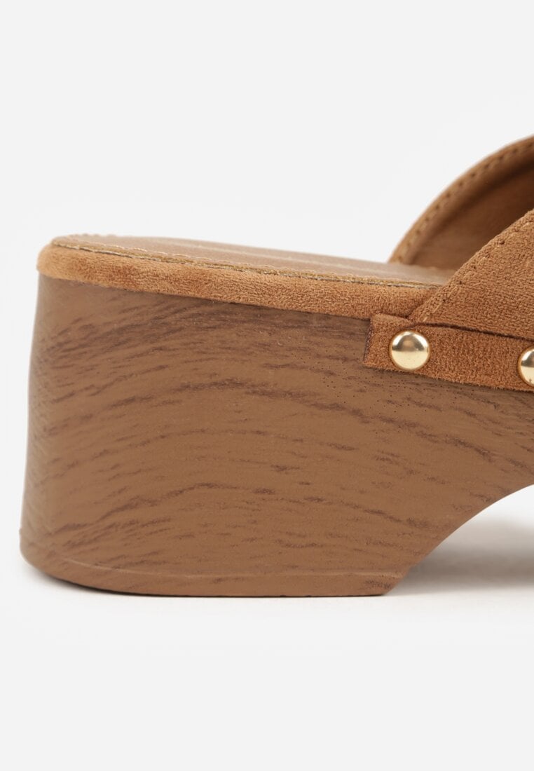 Jasnobrązowe Klapki Drewniaki o Fasonie Loafersów z Ozdobnymi Nitami Sargita