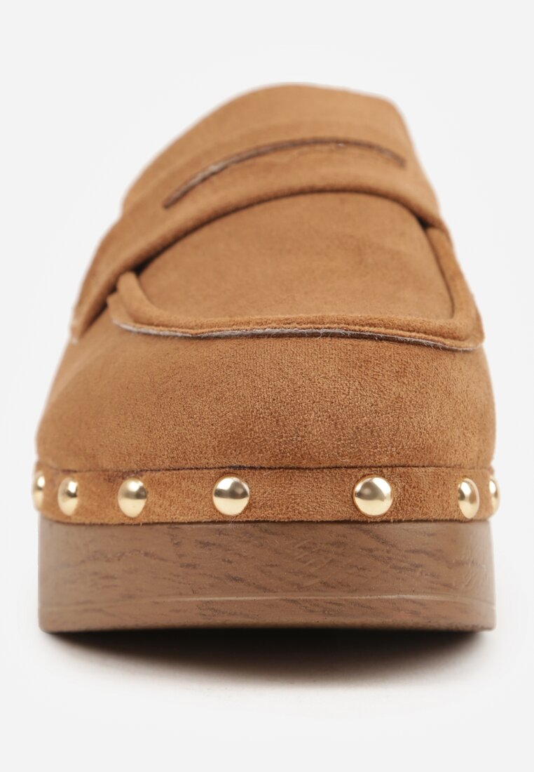 Jasnobrązowe Klapki Drewniaki o Fasonie Loafersów z Ozdobnymi Nitami Sargita