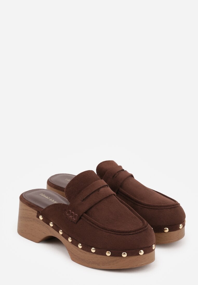 Brązowe Klapki Drewniaki o Fasonie Loafersów z Ozdobnymi Nitami Sargita