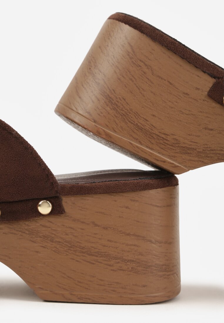 Brązowe Klapki Drewniaki o Fasonie Loafersów z Ozdobnymi Nitami Sargita