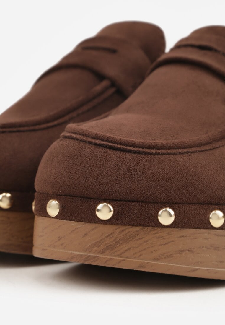 Brązowe Klapki Drewniaki o Fasonie Loafersów z Ozdobnymi Nitami Sargita