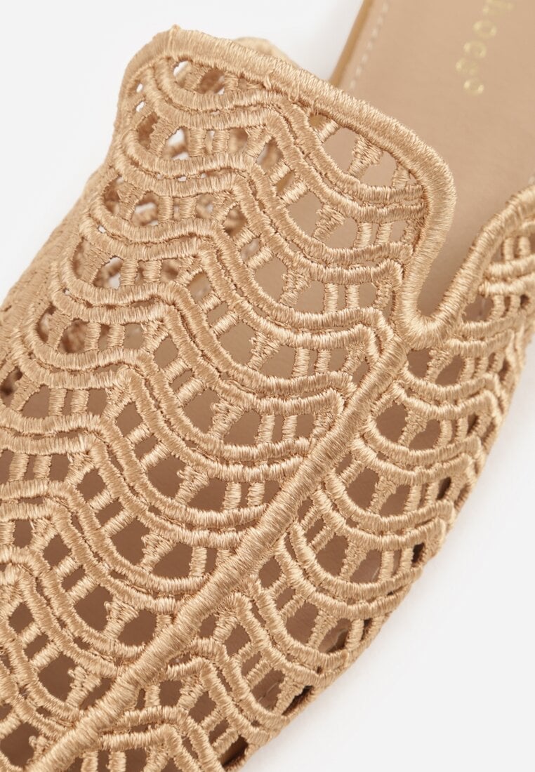 Ciemnobeżowe Ażurowe Klapki Mule z Plecioną Cholewką Raguela