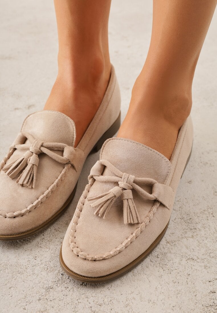 Beżowe Mokasyny z Imitacji Zamszu z Aplikacją w Kształcie Kokardy z Frędzlami Edea