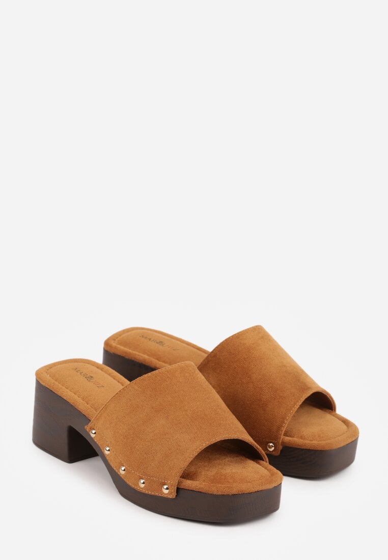 Jasnobrązowe Klapki w Stylu Drewniaków z Nitami na Klockowym Obcasie Junikofa