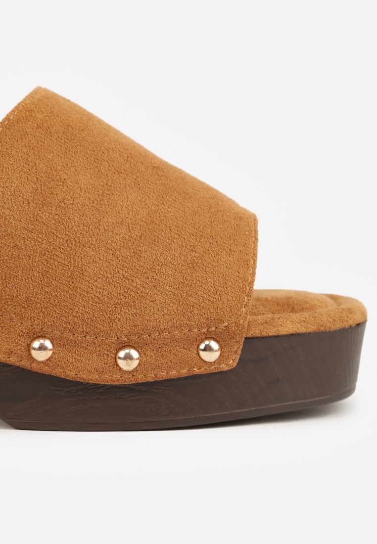 Jasnobrązowe Klapki w Stylu Drewniaków z Nitami na Klockowym Obcasie Junikofa