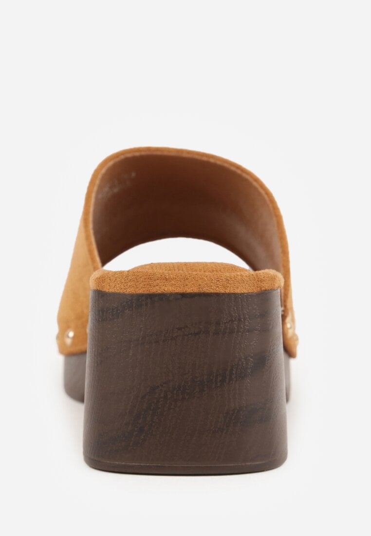 Jasnobrązowe Klapki w Stylu Drewniaków z Nitami na Klockowym Obcasie Junikofa