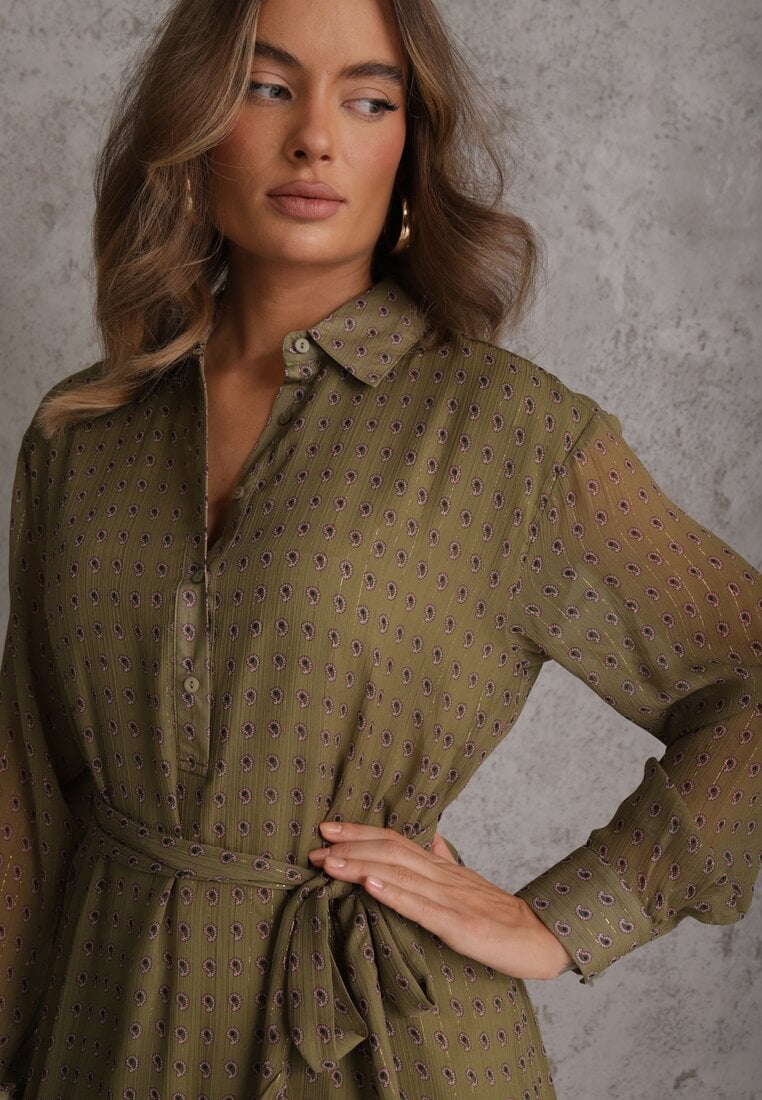 Zielona Sukienka o Koszulowym Kroju z Przedłużonym Tyłem i Falbanami Savarinna