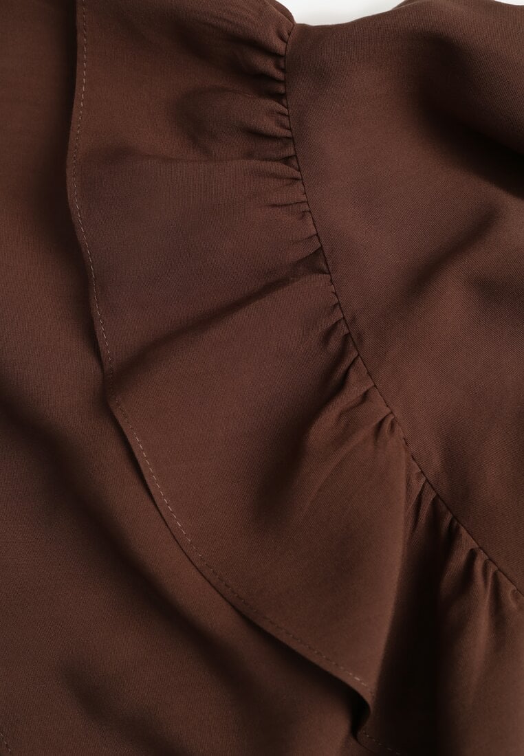 Brązowa Koszulowa Sukienka z Wiskozy Ozdobiona Paskiem i Falbanami Tinethra