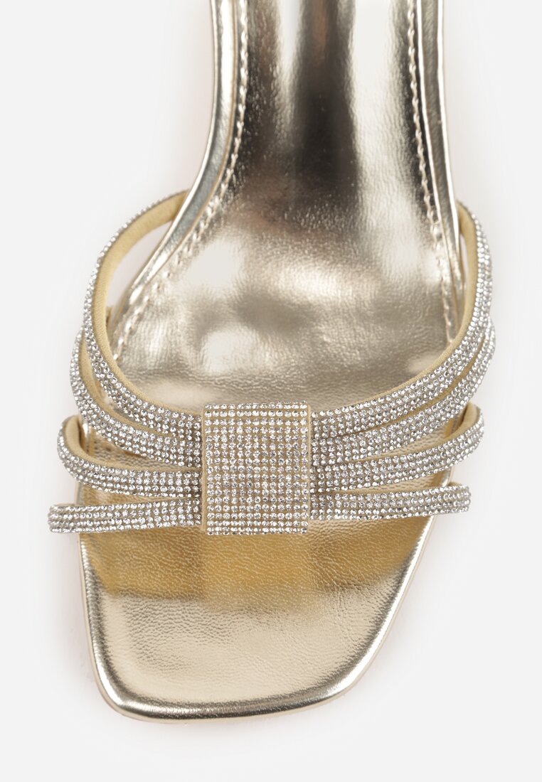 Złote Sandały Ozdobione Paskami z Cyrkoniami i Kwadratowym Obcasie Zitalia