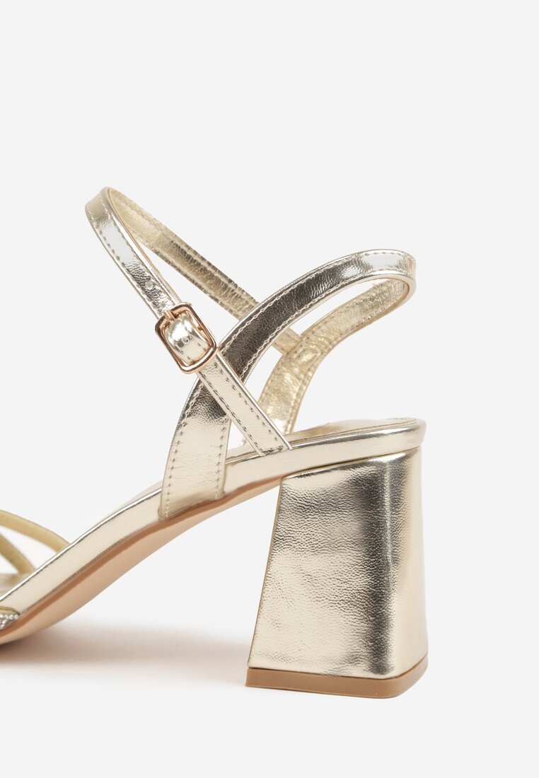 Złote Sandały Ozdobione Paskami z Cyrkoniami i Kwadratowym Obcasie Zitalia