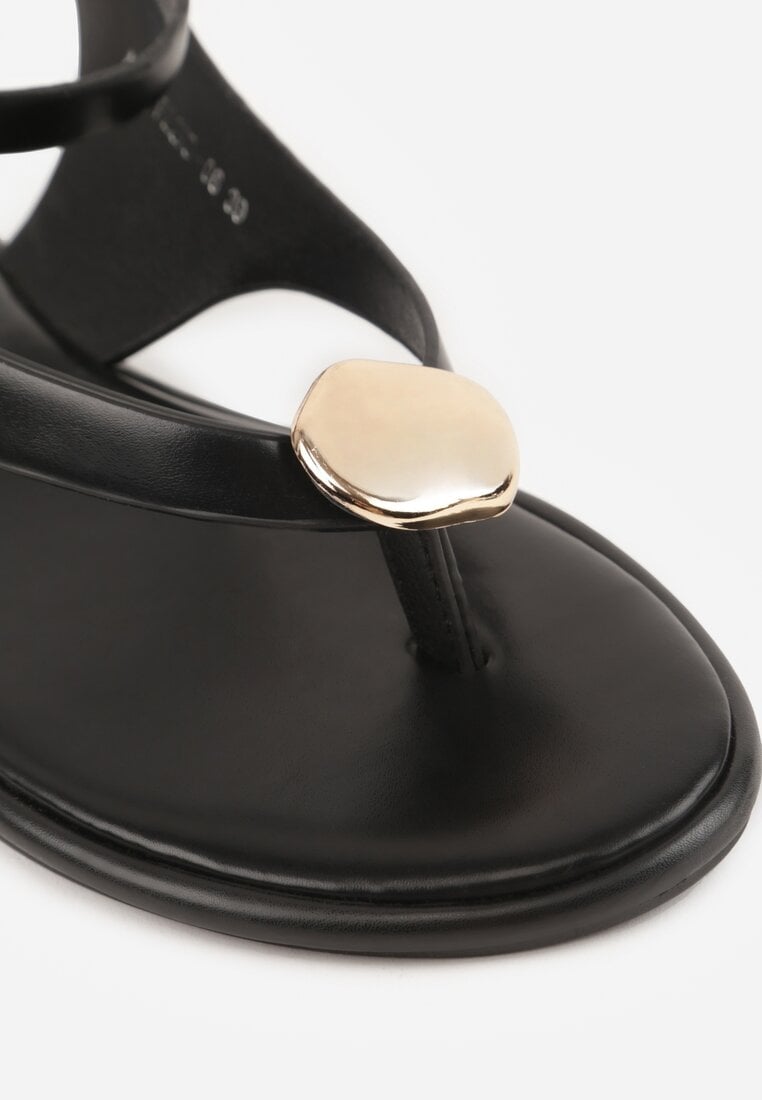 Czarne Sandały Japonki z Metaliczną Ozdobą Vikisima