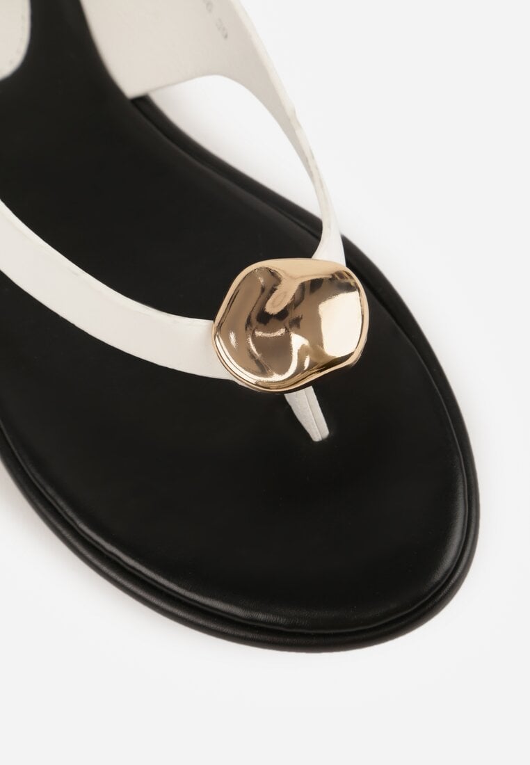 Białe Sandały Japonki z Metaliczną Ozdobą Vikisima