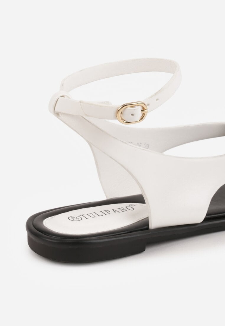 Białe Sandały Japonki z Metaliczną Ozdobą Vikisima