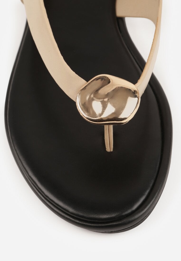 Beżowe Sandały Japonki z Metaliczną Ozdobą Vikisima