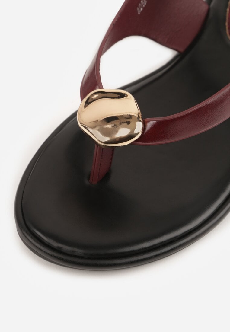 Bordowo-Czerwone Sandały Japonki z Metaliczną Ozdobą Vikisima