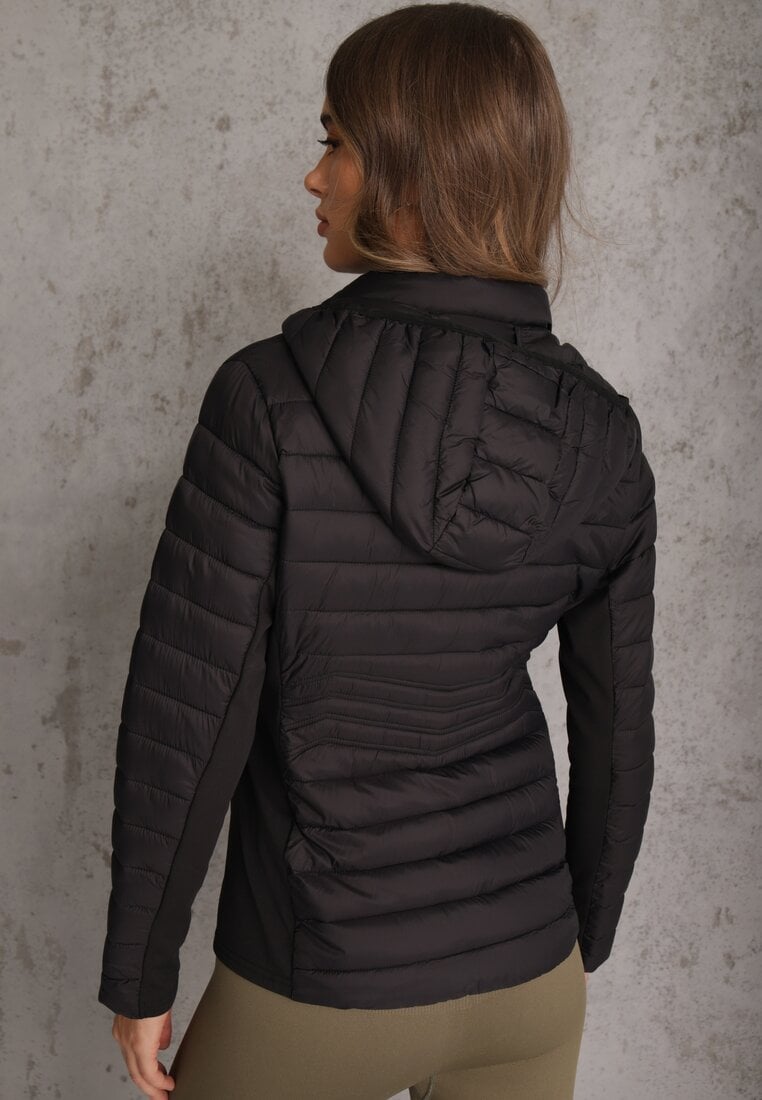 Czarna Przejściowa Kurtka z Pikowaniem Elastycznymi Wstawkami i Kapturem Fezilina