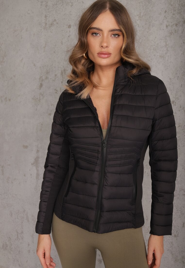 Czarna Przejściowa Kurtka z Pikowaniem Elastycznymi Wstawkami i Kapturem Fezilina