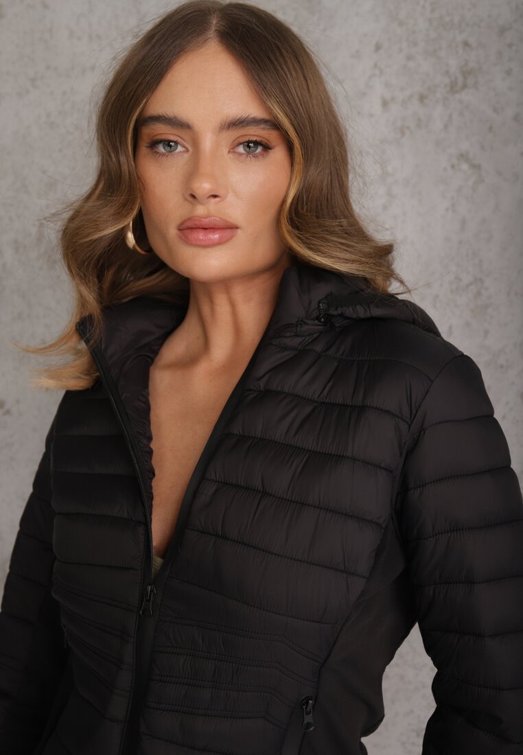 Czarna Przejściowa Kurtka z Pikowaniem Elastycznymi Wstawkami i Kapturem Fezilina