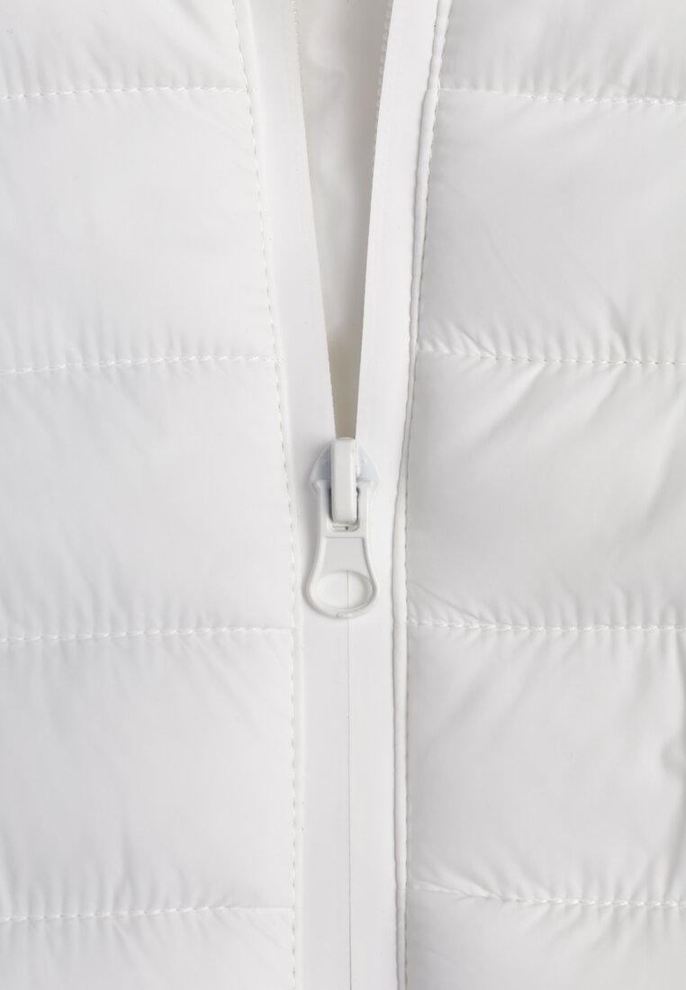 Biała Przejściowa Kurtka z Pikowaniem Elastycznymi Wstawkami i Kapturem Fezilina