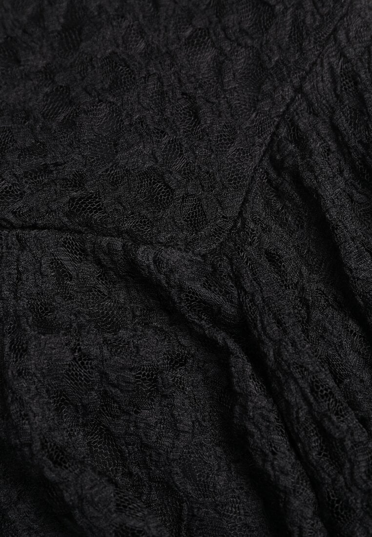 Czarna Koronkowa Sukienka o Rozkloszowanym Kroju z Wiązanym Dekoltem Halter Bervine